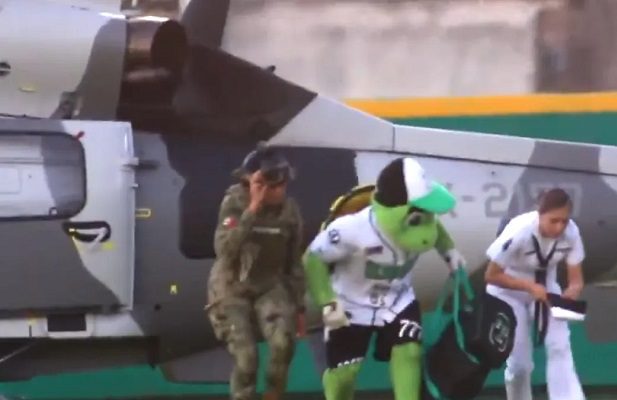 AMLO critica uso de helicóptero de la Semar para transportar a mascota en partido de béisbol