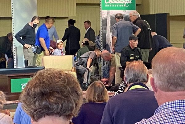 Atacan al escritor Salman Rushdie antes de una conferencia en Nueva York