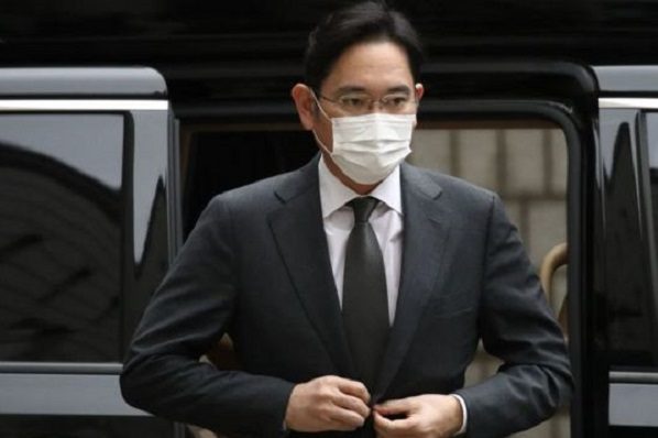El jefe de Samsung recibe indulto tras ser encarcelado por corrupción