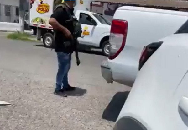 Hombre es asesinado frente a su familia en calles de Michoacán