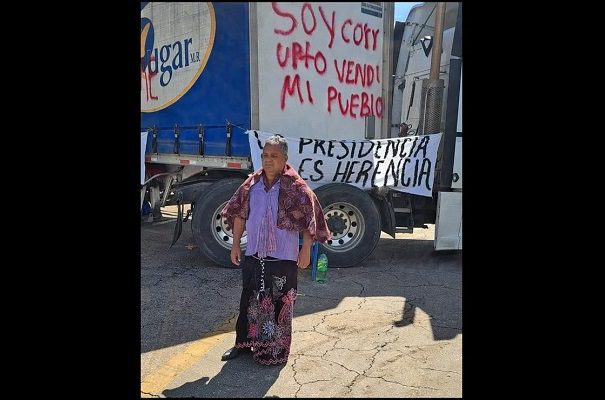 Pobladores visten de mujer a exregidor de Teopisca, Chiapas