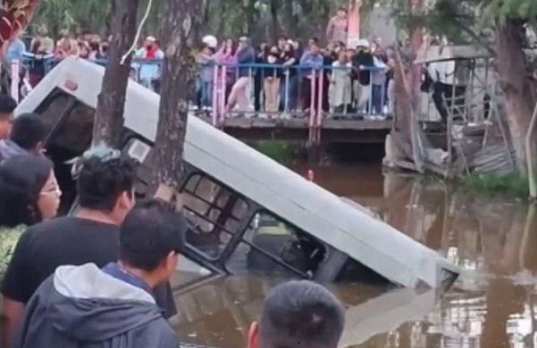 Microbús choca contra puesto de carnitas y cae a canal de Xochimilco #VIDEOS