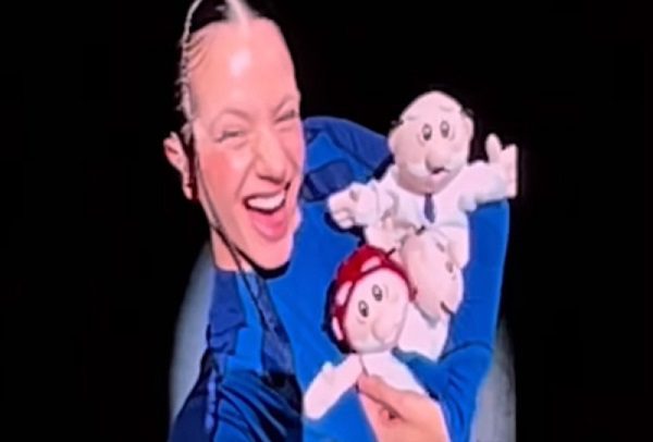 Rosalía recibe peluches del Dr. Simi en pleno concierto de CDMX #VIDEOS