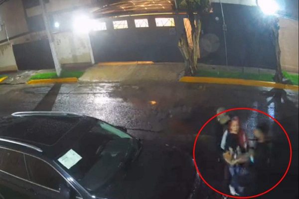 Mamá enfrenta a ladrones y evita robo de camioneta en Naucalpan #VIDEO
