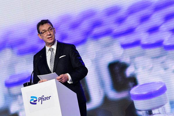 El CEO de Pfizer da positivo a Covid-19; tiene síntomas leves
