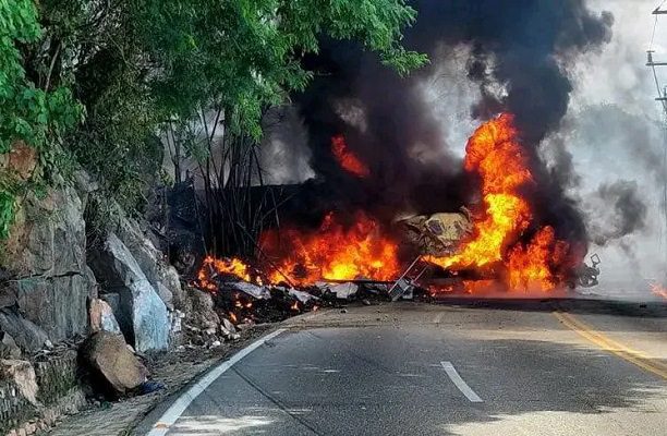 Pipa de Pemex choca y explota sobre Av. Escénica, en Acapulco