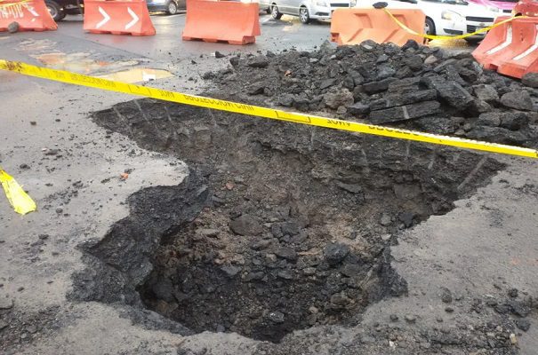 Socavones por lluvias generan caos en Eje 5 sur