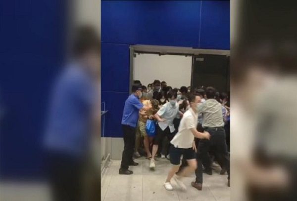 Posible contagio de Covid-19 causa pánico en un Ikea en China #VIDEO