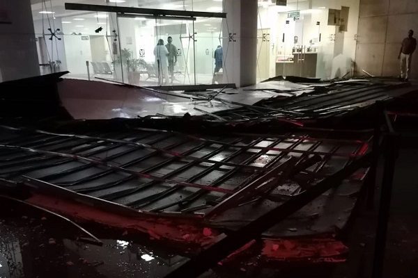 Colapsa plafón del techo de un Hospital en Tecámac por fuertes lluvias