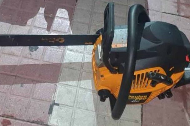 Regio amenaza a policías con motosierra en mano