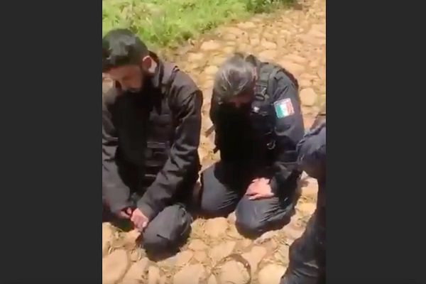 Grupo armado somete a policías municipales en Jalisco #VIDEO