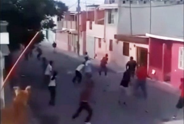 Conductor atropella a joven durante una pelea campal en calles de Saltillo #VIDEO