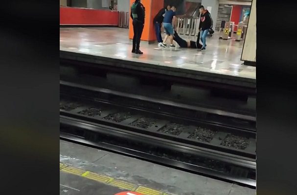Jóvenes arrastran a su amigo hasta el anden del Metro luego de borrachera #VIDEO