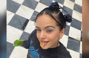 La cantante Rosalía se vuelve viral por comerse unos ‘totis’ mientras paseaba por Naucalpan