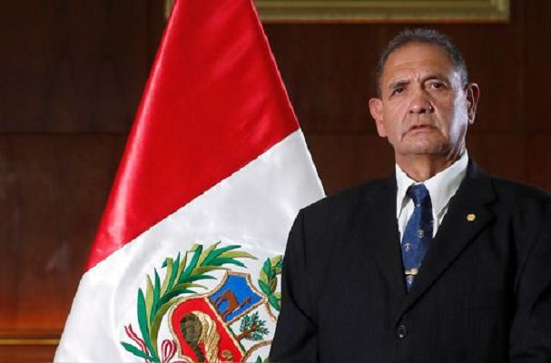 En un nuevo golpe contra Pedro Castillo, renuncia el ministro de Defensa de Perú