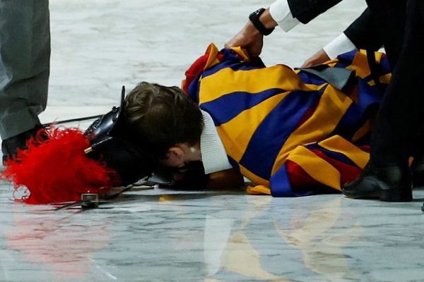 Guardia suizo se desmaya en plena audiencia del Papa Francisco #VIDEO