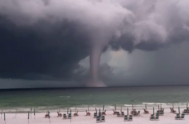 Impresionante tromba marina se forma en playa de Florida #VIDEOS