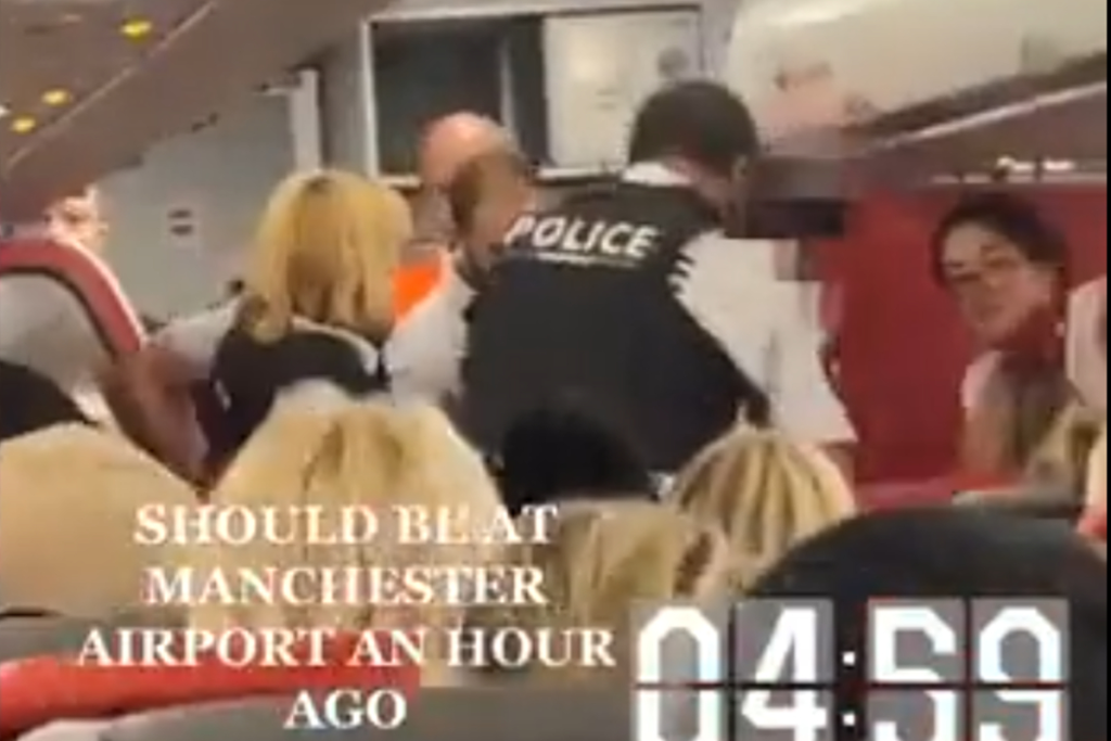 Mujer corre desnuda en pleno vuelo y asegura que hay explosivos a bordo #VIDEO