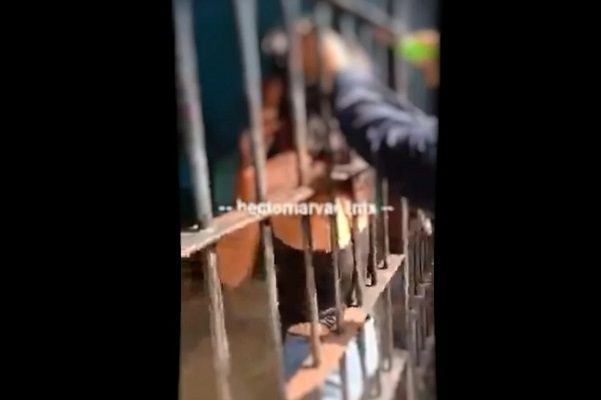 Policías en Huixtla, Chiapas, amarran a detenida del cuello a barrotes de celda #VIDEO