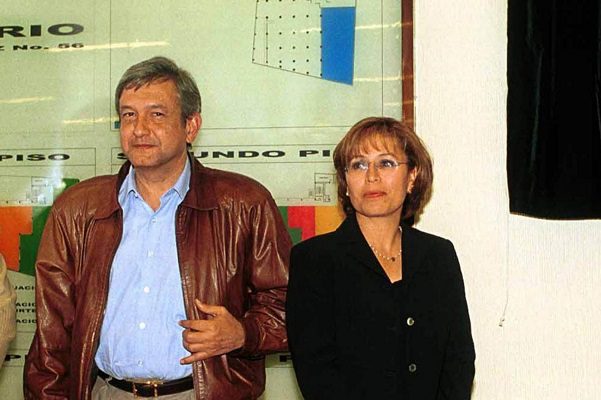 Rosario Robles no quedó libre, aunque haya salido de cárcel, asegura AMLO