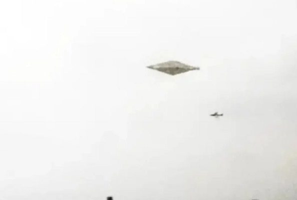Revelan foto de supuesto OVNI oculta por más de 30 años