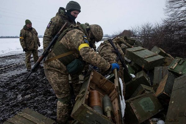 La UE considera lanzar misión de entrenamiento del ejército ucraniano