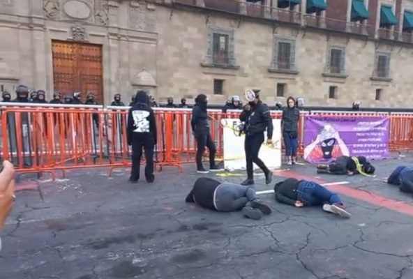 Feministas exigen la libertad de dos detenidas en el desalojo de la CNDH