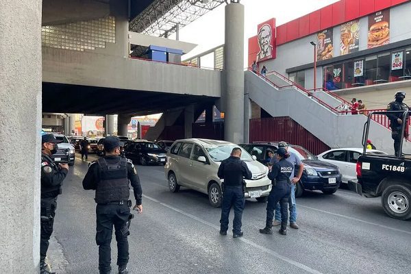 Hombre se arroja desde lo alto de estación del Metro de Monterrey