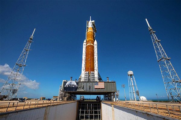Cohete lunar de la NASA llega a Florida previo a viaje espacial