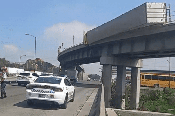 Tráiler queda colgado tras volcar en puente del Circuito Exterior Mexiquense #VIDEOS