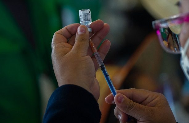 Por primera vez, OMS recomienda segundo refuerzo COVID para grupos de riesgo