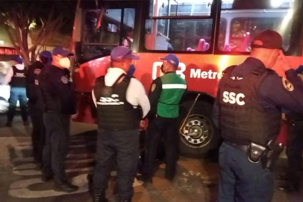 Mujer es arrollada por Metrobús en el cruce de Reforma e Hidalgo