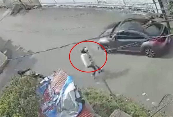 Conductor logra huir de pistoleros en Xochimilco #VIDEO