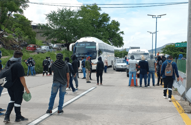 Normalistas bloquean la Autopista del Sol en rechazo a nuevo informe de los 43 de Ayotzinapa