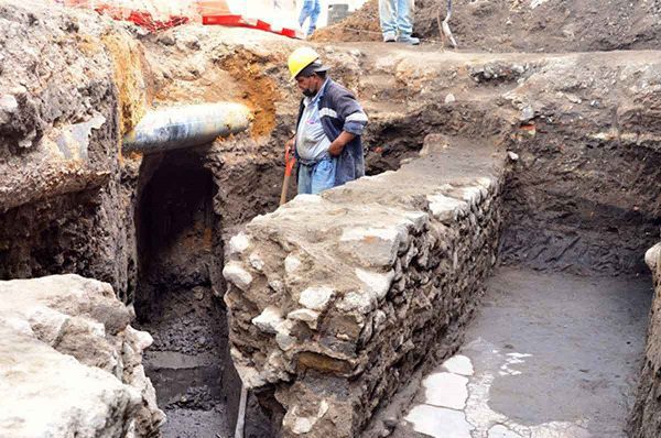 Arqueólogos del INAH descubren barda colonial en La Lagunilla
