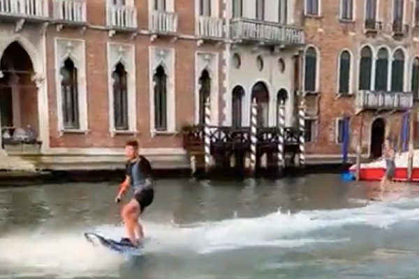 Detienen a dos turistas por surfear en el Gran Canal de Venecia #VIDEO