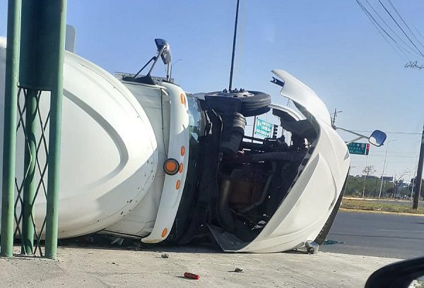 Desalojan la Fiscalía de Tamaulipas tras volcadura de pipa con diésel