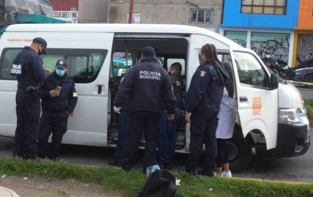 Matan a tiros a pasajero de combi durante asalto en Tecámac