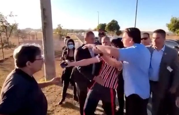Presidente de Brasil forcejea con youtuber e intenta quitarle el celular #VIDEO