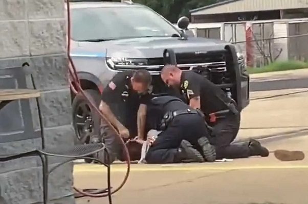 Suspenden policías que golpearon brutalmente a hombre en Arkansas #VIDEO