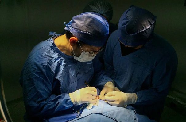 Extirpan tumor del tamaño de un melón a hombre en IMSS de Chiapas