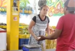 Mujer intenta irse sin pagar porque “dios le dijo que sería gratis” #VIDEO