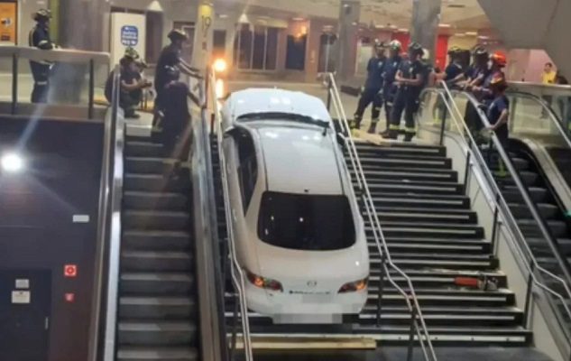 Extranjero roba auto y "se estaciona" en escaleras de estación de viajeros de Madrid #VIDEO