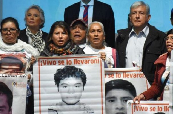 AMLO asegura que el caso de los 43 de Ayotzinapa "no está cerrado"