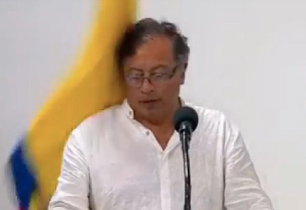 “Que no se me caiga Colombia”, dice Gustavo Petro al caerle bandera encima #VIDEO