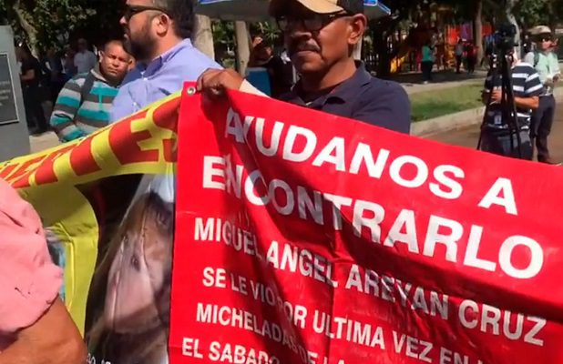 Vitorean y reclaman seguridad a AMLO durante gira por Baja California