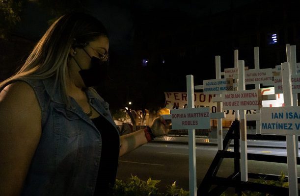 Padres de víctimas de guardería ABC instalan antimonumento frente a la SCJN