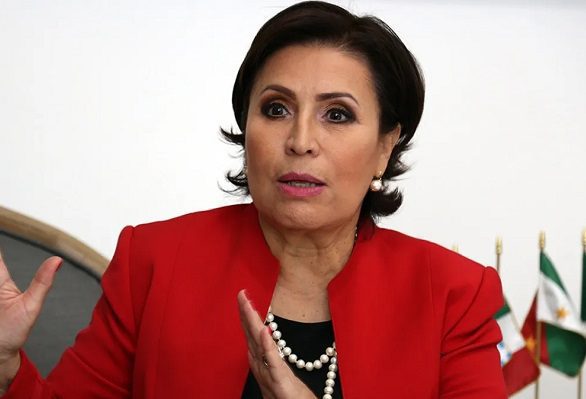 Rosario Robles acude a la FGR para entregar pasaporte y firmar medidas cautelares