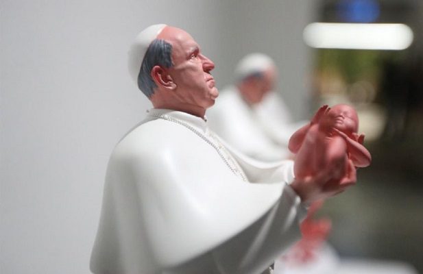 Escandaliza escultura del papa Francisco tirando a bebé exhibida en CDMX