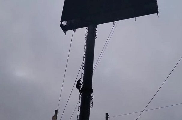 Hombre se sube a espectacular irregular para evitar que lo retiren